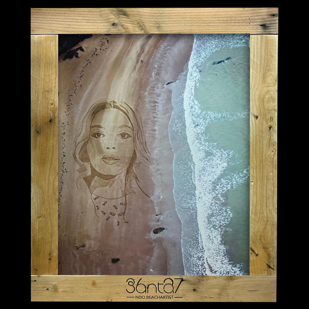 NDO x Santa | Photo d'une oeuvre éphémère réalisée sur le sable